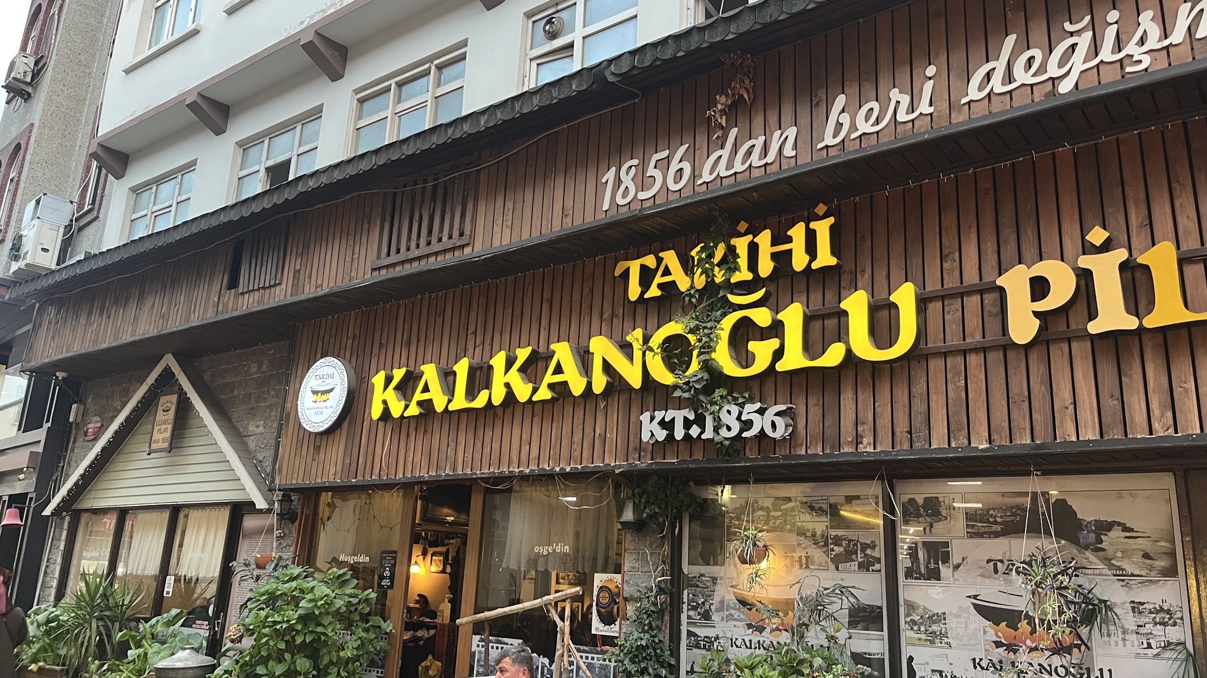 Tarihi Kalkanoğlu Pilavı'nın ahşap cephesi ve tabelası