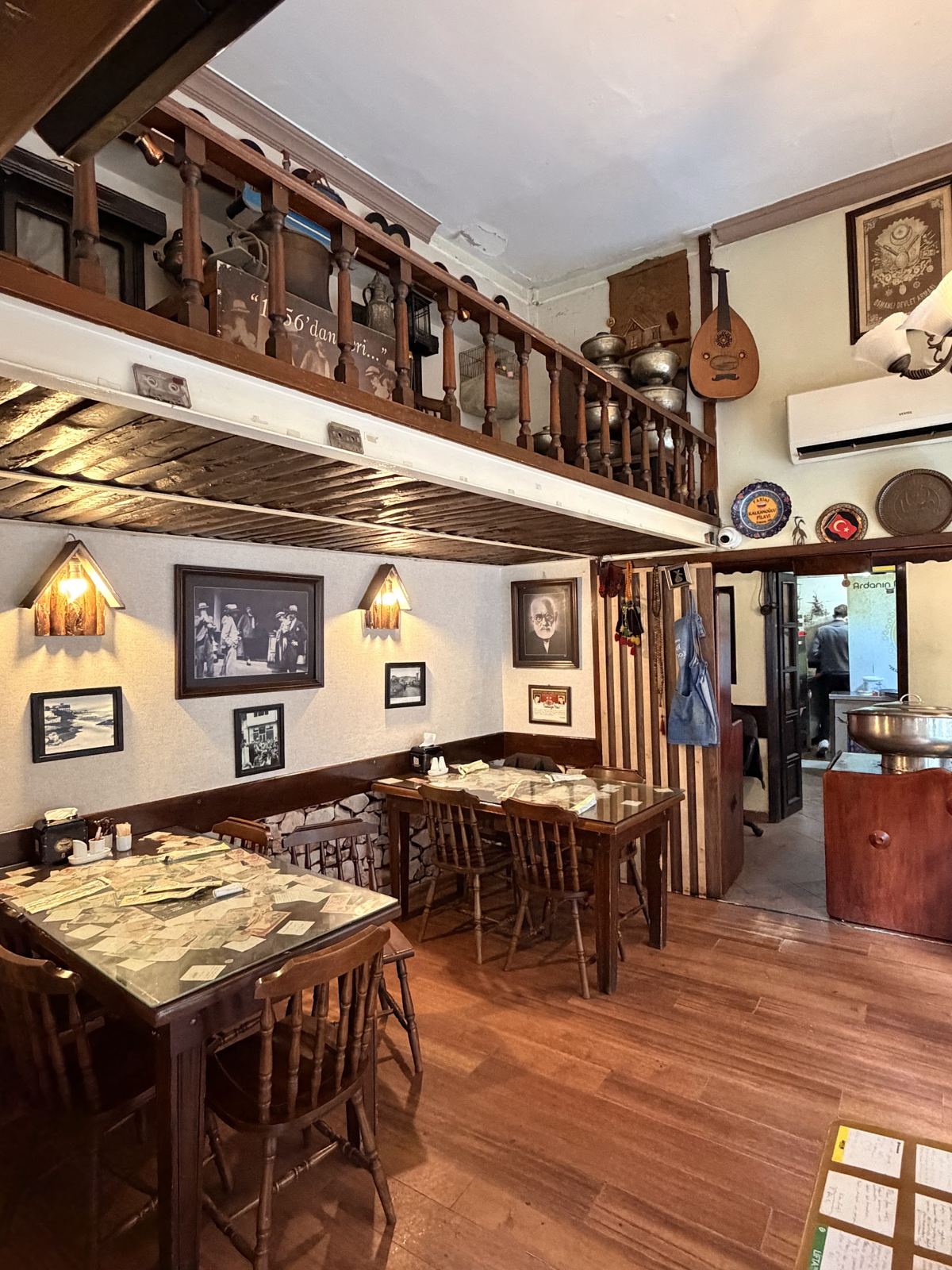 Ahşap balkonlu salon