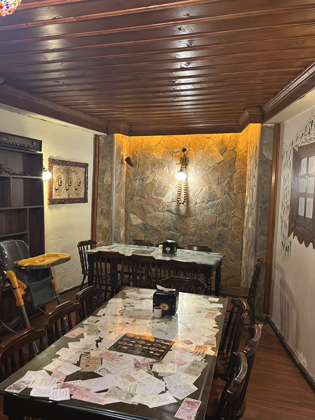 Ahşap tavanlı arka salon